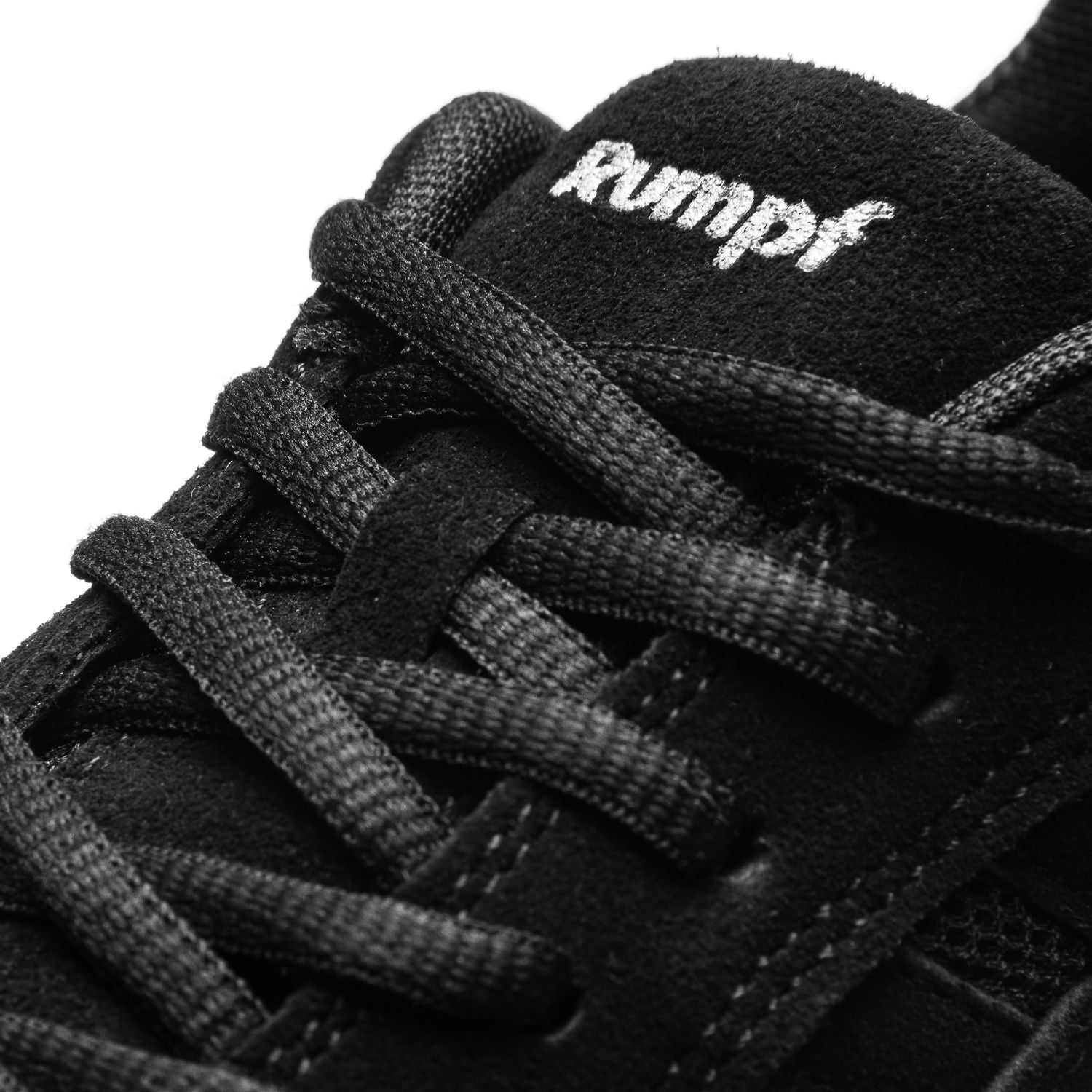 Nahaufnahme eines schwarzen Rumpf 1592 Jive Sneakers mit schwarzen Schnürsenkeln und weißem Logotext auf der Zunge.